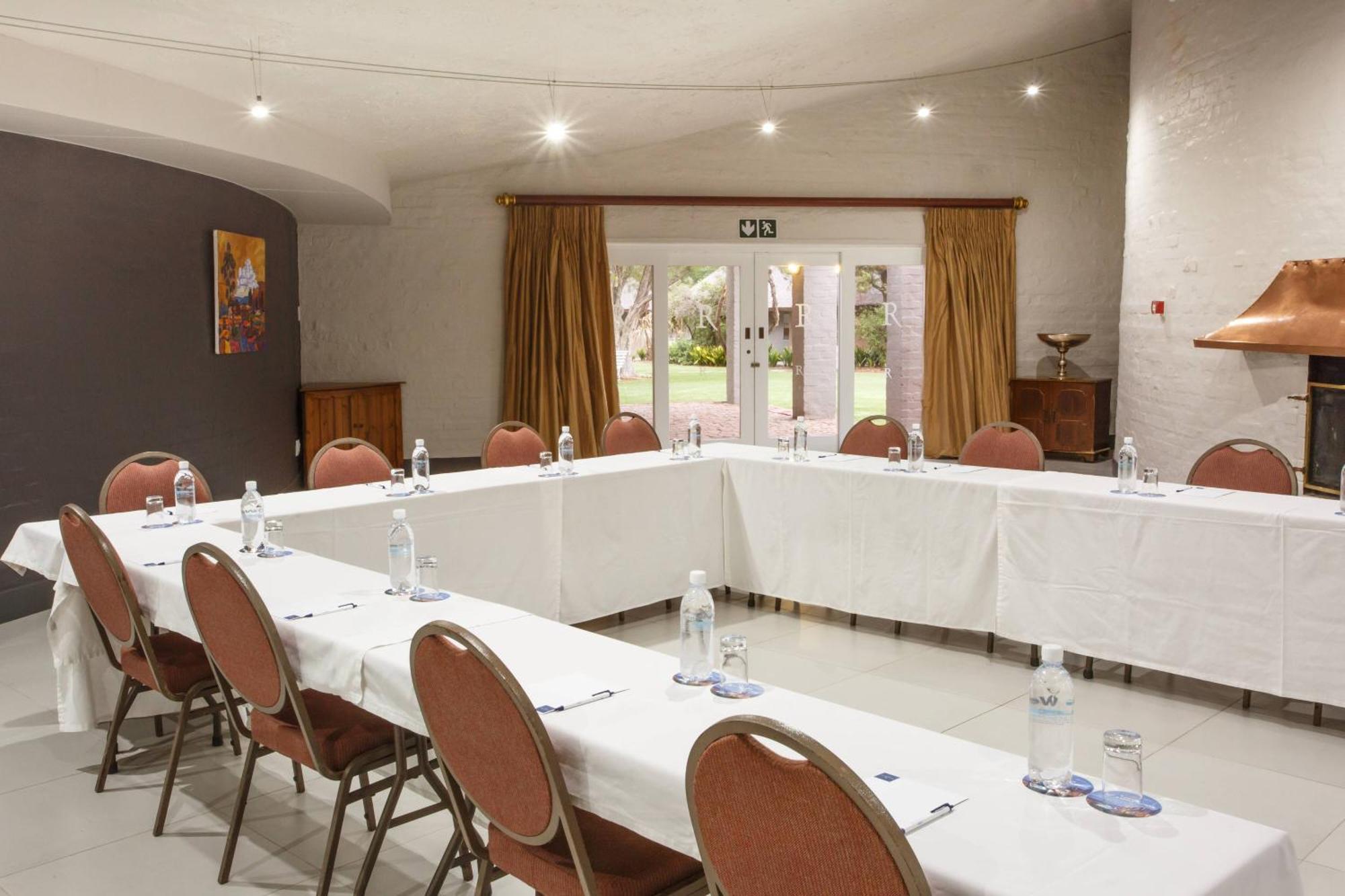 Protea Hotel By Marriott Oudtshoorn Riempie Estate Eksteriør billede
